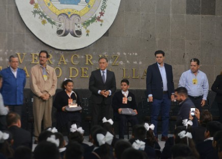  160 niños y niñas originarios del Puerto de Veracruz con los mejores promedios, realizarán el viaje número 65 de la Ruta de la Insurgencia, informó el coordinador de este programa, Rafael Sánchez Márquez. 