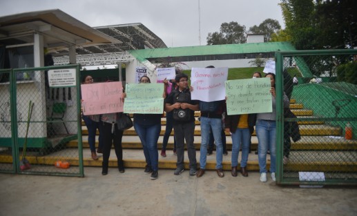 Profesores de nuevo ingreso de varias partes del estado se apostaron en la entrada principal de la SEV. Exigen su pago que desde el mes de agosto no se le otorgado.  A decir de éstos, no fueron atendidos por ninguna autoridad. 