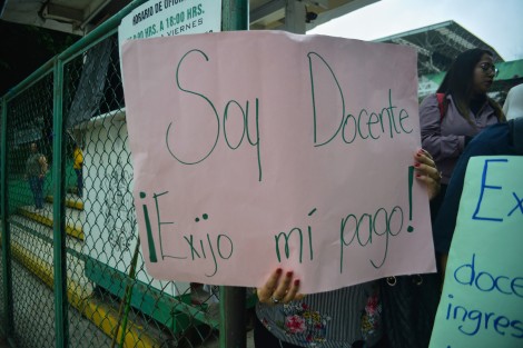 Profesores de nuevo ingreso de varias partes del estado se apostaron en la entrada principal de la SEV. Exigen su pago que desde el mes de agosto no se le otorgado.  A decir de éstos, no fueron atendidos por ninguna autoridad. 