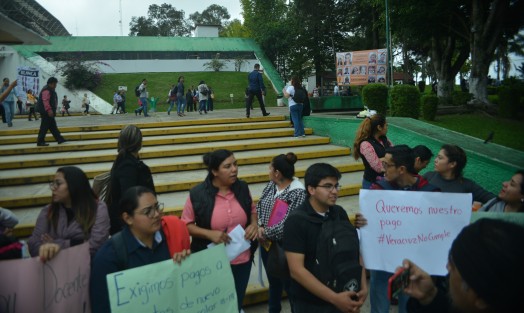 Profesores de nuevo ingreso de varias partes del estado se apostaron en la entrada principal de la SEV. Exigen su pago que desde el mes de agosto no se le otorgado. A decir de éstos, no fueron atendidos por ninguna autoridad. 
