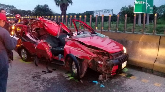 Sorpresiva muerte encontró un sacerdote, luego de que el vehiculo en el que viajaba se estrelló contra una pesada unidad, cuando circulaba a bordo de un automóvil, en el kilómetro 292 de la autopista Córdoba-Veracruz, un vicario resultó seriamente lesionado, autoridades ministeriales tomaron conocimiento.  