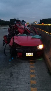 Sorpresiva muerte encontró un sacerdote, luego de que el vehiculo en el que viajaba se estrelló contra una pesada unidad, cuando circulaba a bordo de un automóvil, en el kilómetro 292 de la autopista Córdoba-Veracruz, un vicario resultó seriamente lesionado, autoridades ministeriales tomaron conocimiento. 