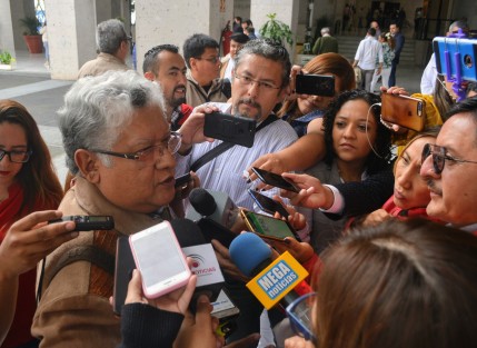 Joaquín Guzmán Avilés dijo que en diciembre se resolverá lo de la dirigencia del PAN estatal, dijo acudir de visita al diputado Cambranis. 