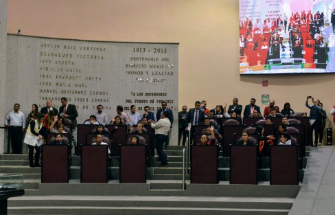 Diputados locales aprobaron la solicitud de licencia por un año, de la síndica de Xalapa, Ivonne Cisneros.