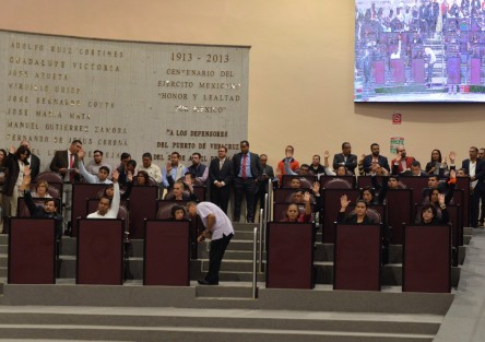 El Pleno de la Sexagésima Quinta Legislatura (LXV), aprobó el Acuerdo de la Junta de Coordinación Política en la que se establece el formato al que habrá de sujetarse la comparecencia del Gobernador Miguel Ángel Yunes Linares, a efecto de propiciar un diálogo respetuoso y fructífero entre el mandatario y las y los diputados. 