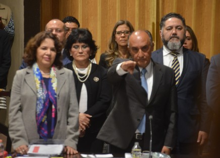 Ante un auditorio lleno de muchos interesados, el Secretario de Salud, Irán Suárez Villa, explico ante diputados cómo Veracruz se queda llena de salud.  