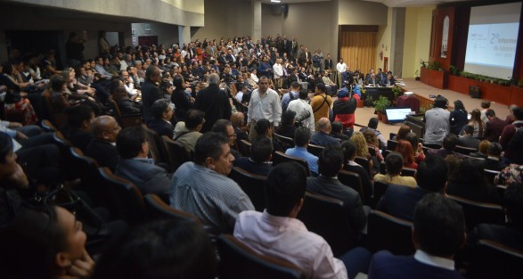 Ante un auditorio lleno de muchos interesados, el Secretario de Salud, Irán Suárez Villa, explico ante diputados cómo Veracruz se queda llena de salud.   