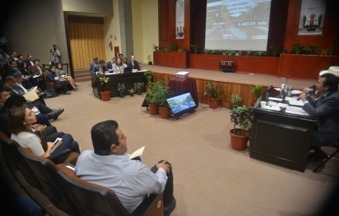 Yolanda Baizabal, secretaria de Infraestructura y Obras Públicas, compareció ante los legisladores integrantes de la comisión de Comunicaciones, esto como parte de la glosa del segundo informe de gobierno.