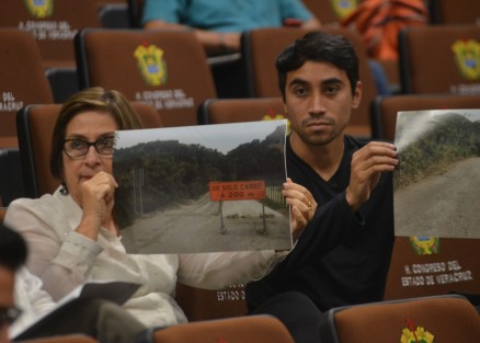 Diputados de MORENA, con foto en mano reclamaron por obras inconclusas; los del PAN se la llevaron en puros halagos. 