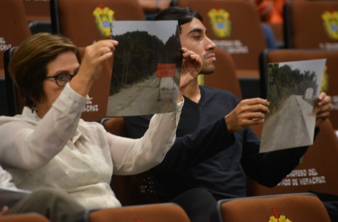 Diputados de MORENA, con foto en mano reclamaron por obras inconclusas; los del PAN se la llevaron en puros halagos. 