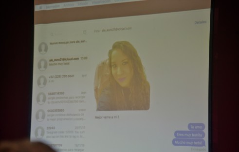 Estaba tan aburrida la comparecencia de la titular de la SIOP,  que el que proyectaba las láminas mejor se puso a chatear en público.  