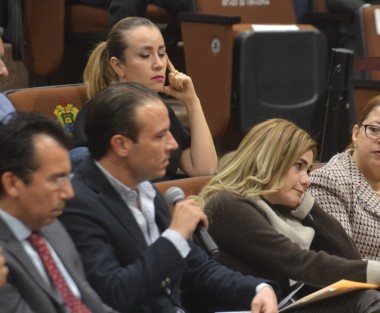 La diputada Marijose  Gamboa se chocó mientras esperaba su turno de preguntar.
