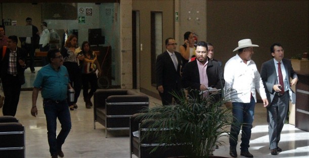 Cuestionado ha sido el hecho de que las comisiones  de diputados en las comparecencias no siguen el protocolo de recibir y sobre todo despedir al funcionario. Tal así se vio en la de Yolanda Baizabal de la SIOP, ni el panista Miranda se despidió. 
