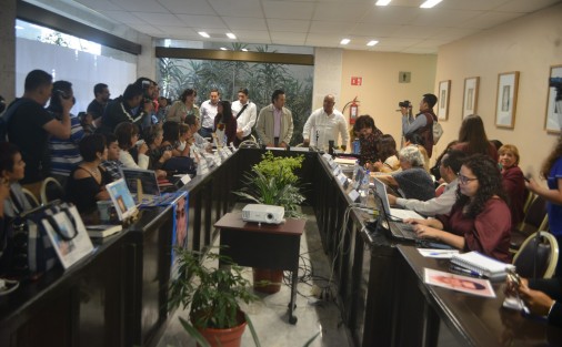 El Gobernador Electo de Veracruz, Cuitláhuac García, en compañía de próximo secretario de gobierno Erick Cisneros, acudió a la reunión con colectivos de familiares de desparecidos en Salón Cristal,  del Congreso del Estado. 