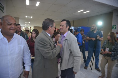 El Gobernador Electo de Veracruz, Cuitláhuac García, en compañía de próximo secretario de gobierno Erick Cisneros, acudió a la reunión con colectivos de familiares de desparecidos en Salón Cristal,  del Congreso del Estado. 