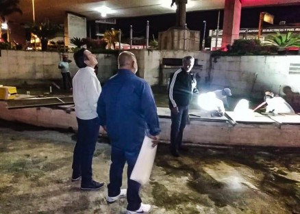 Elgobernador electo, Cuitláhuac García y el futuro Secretario de Gobierno,Eric Cisneros, recorrieron la madrugada del sábado las obras de embellecimiento que se realizan en Xalapa con el apoyo de empresarios locales.