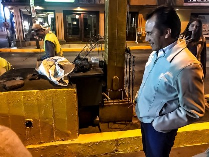 Elgobernador electo, Cuitláhuac García y el futuro Secretario de Gobierno, Eric Cisneros, recorrieron la madrugada del sábado las obras de embellecimiento que se realizan en Xalapa con el apoyo de empresarios locales.