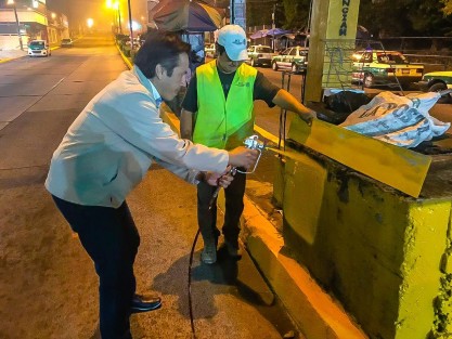 Elgobernador electo, Cuitláhuac García y el futuro Secretario de Gobierno, Eric Cisneros, recorrieron la madrugada del sábado las obras de embellecimiento que se realizan en Xalapa con el apoyo de empresarios locales.