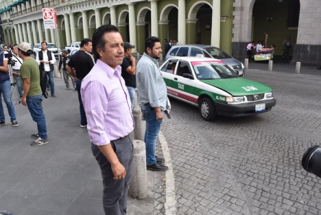 El gobernador electo Cuitláhuac García Jiménez con su equipo cercano en el centro histórico de Xalapa, luego de emitir su voto en la Consulta Nacional. 