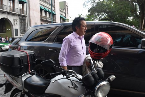 El gobernador electo Cuitláhuac García Jiménez con su equipo cercano en el centro histórico de Xalapa, luego de emitir su voto en la Consulta Nacional. 