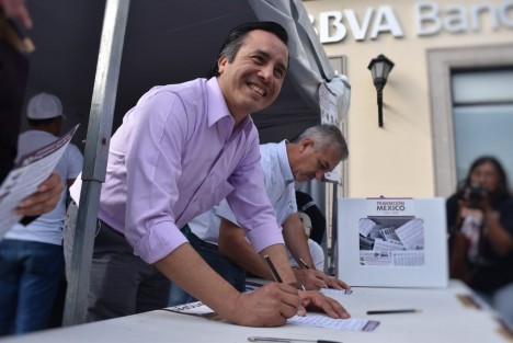 El gobernador electo Cuitláhuac García Jiménez con su equipo cercano en el centro histórico de Xalapa, luego de emitir su voto en la Consulta Nacional. 