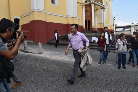 El gobernador electo Cuitláhuac García Jiménez con su equipo cercano en el centro histórico de Xalapa, luego de emitir su voto en la Consulta Nacional. 