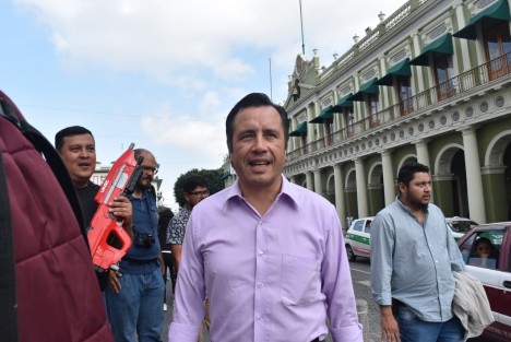 El gobernador electo Cuitláhuac García Jiménez con su equipo cercano en el centro histórico de Xalapa, luego de emitir su voto en la Consulta Nacional. 