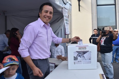 El gobernador electo Cuitláhuac García Jiménez con su equipo cercano en el centro histórico de Xalapa, luego de emitir su voto en la Consulta Nacional. 