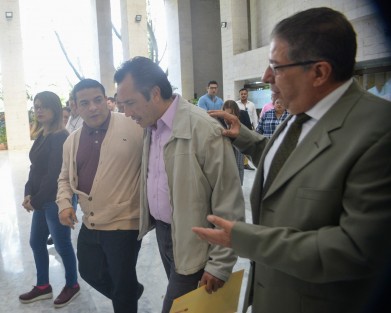 El presidente de la JUCOPO, Juan Javier Gómez Casarín, llegó al término de la reunión del gobernador electo con grupos de familiares de desparecidos para  saludar al próximo mandatario.