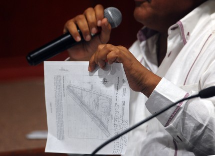 Temas como los moches para permitir fraccionar humedales, así como la operación de verificentros fueron cuestionados a la titular de SEDEMA, Mariana López, quien medio respondió prometiendo que en 48 horas enviará la respuesta. 