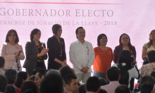 El gobernador electo, Cuitláhuac García Jiménez presentó a nuevas futuras funcionarias de su administración.