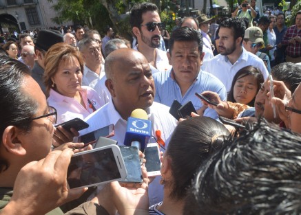 El embellecimiento y mantenimiento en Xalapa se realiza por parte de empresas que quieren colaborar con donaciones y no hay contratos con las nuevas autoridades, dijo el secretario de Gobierno, Eric Patrocinio Cisneros Burgos.  