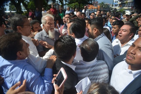 Entre empujones de guaruras, buscachambas, manifestaciones y público en general, el gobernador electo  llegó al evento del parque Juárez, donde resultó insuficiente el espacio determinado para este fin.  