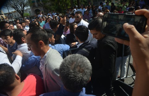 Entre empujones de guaruras, buscachambas, manifestaciones y público en general, el gobernador electo  llegó al evento del parque Juárez, donde resultó insuficiente el espacio determinado para este fin.  