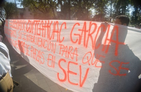 Entre empujones de guaruras, buscachambas, manifestaciones y público en general, el gobernador electo  llegó al evento del parque Juárez, donde resultó insuficiente el espacio determinado para este fin.  