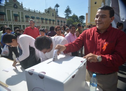 El presidente de la JUCOPO, Juan Javier Gómez Cazarín, participó en la consulta ciudadana que se lleva a cabo en todo el país.