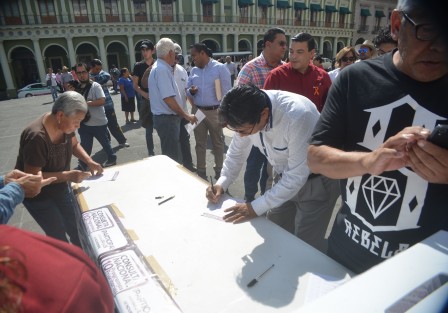 El presidente de la JUCOPO, Juan Javier Gómez Cazarín, participó en la consulta ciudadana que se lleva a cabo en todo el país.