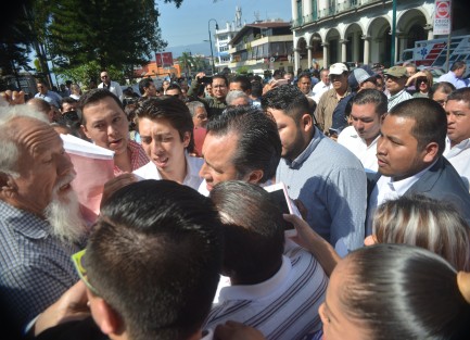 Entre empujones de guaruras, buscachambas, manifestaciones y público en general, el gobernador electo llegó al evento del parque Juárez, donde resultó insuficiente el espacio determinado para este fin. 