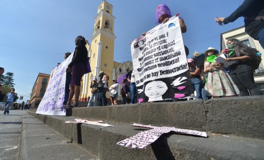 Activistas y estudiantes de la UV se manifestaron Plaza Lerdo, para denunciar el incremento de acoso sexual por parte de maestros y compañeros de clases, además de la opacidad de la rectora Sara Ladrón de Guevara.  