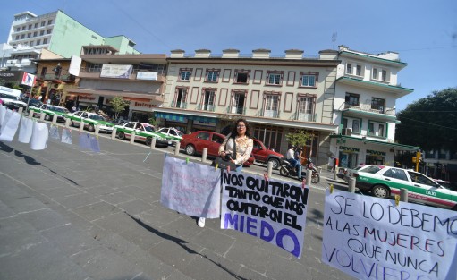 Activistas y estudiantes de la UV se manifestaron Plaza Lerdo, para denunciar el incremento de acoso sexual por parte de maestros y compañeros de clases , además de la opacidad de la rectora Sara Ladrón de Guevara. Esperan que con el cambio de gobierno esperan que se activen las políticas públicas y se logre erradicar la violencia contra las mujeres.