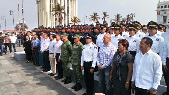 El gobernador Miguel Ángel Yunes Linares, hizo entrega de Tránsito al alcalde de Veracruz, Fernando Yunes Marquez.