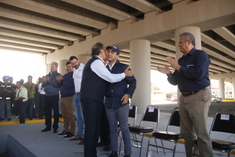 El gobernador Miguel Ángel Yunes inauguró el Puete Tamaca - Nuevo Veracruz. Asistieron diputados federales, empresarios y público en general.