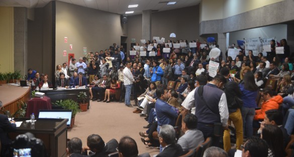 Docentes de varias lugares del estado se manifestaron durante la comparecencia del secretario de Educación, Enrique Pérez Rodríguez.