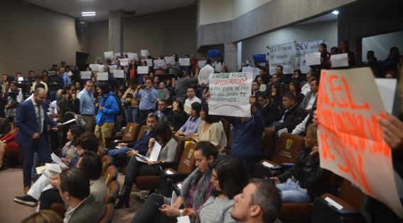 Docentes de varias lugares del estado se manifestaron durante la comparecencia del secretario de Educación, Enrique Pérez Rodríguez.
