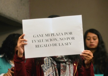 Docentes de varias lugares del estado se manifestaron durante la comparecencia del secretario de Educación, Enrique Pérez Rodríguez.