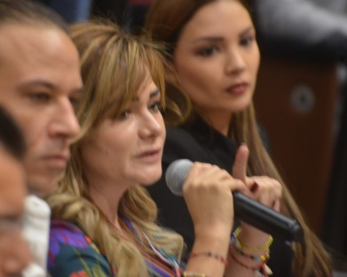 En la comparecencia del secretario de Educación, Enrique Pérez, la legisladora Maryjose Gamboa arremetió contra miembros de la Comisión que encabezó dicho evento al que calificó como circo.