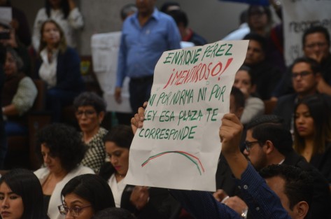 Manifestantes durante la comparecencia del titular de la SEV acusaron otorgamiento irregular de plazas, entre éstas algunas vacantes por jubilación que ahora la SEV reporta como inciertas. 