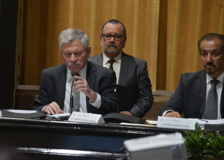 Con mucho menos público que la comparecencia de la mañana, el  Contralor General del Estado, Ramón Figuerola Piñera habló ante algunos diputados interesados en el tema. 