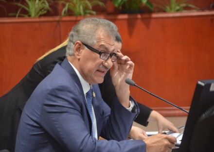 A la pregunta expresa de la diputada Robles sobre los feminicidios, el secretario dijo que esto es corresponsabilidad de todos, y que mucho tiene que ver con la actividad de las mujeres.
