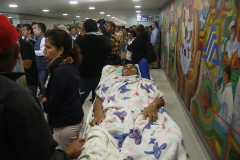 Paciente del Hospital de Alta Especialidad de Veracruz tuvo que aguardar encamillado a que pasara el show de reinauguración del nosocomio para poder ser atendido.  